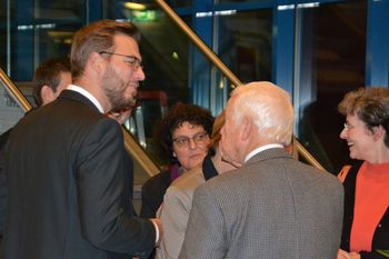 Herr Woltering im Gespräch mit Herrn Dr. Küsel; Dorothée Schackmann im Hintergrund