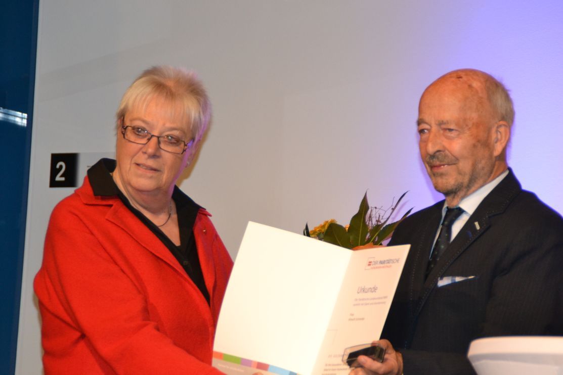Verleihung der goldenen Ehrennadel an Almuth Schneider